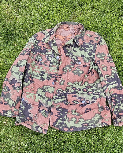 Mundur maskujacy. Spodnie i caapka firmy Pancer MC.  Zgodne w 100% z orygnialem z II wojny. Bluza Hero Colection. Kamulflaż dębowy. Używane. Komplet, bluza, spodnie i czapka. Rozmiar L. 600 pln.