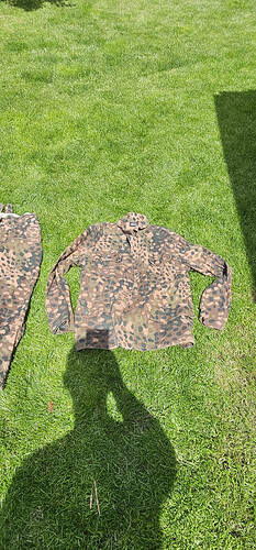 Mundur polowy w kamuflażu SS  groszek ( erbsentarn). Komplet, bluza, spodnie (używane) i czapka (nowa). Rozmiar L. Cena 300 pln