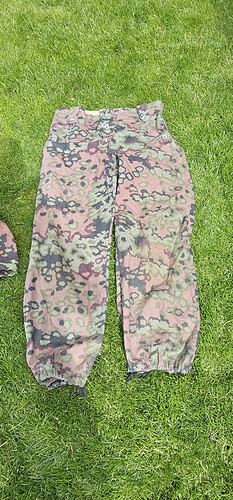 Mundur maskujacy. Spodnie i caapka firmy Pancer MC.  Zgodne w 100% z orygnialem z II wojny. Bluza Hero Colection. Kamulflaż dębowy. Używane. Komplet, bluza, spodnie i czapka. Rozmiar L. 600 pln